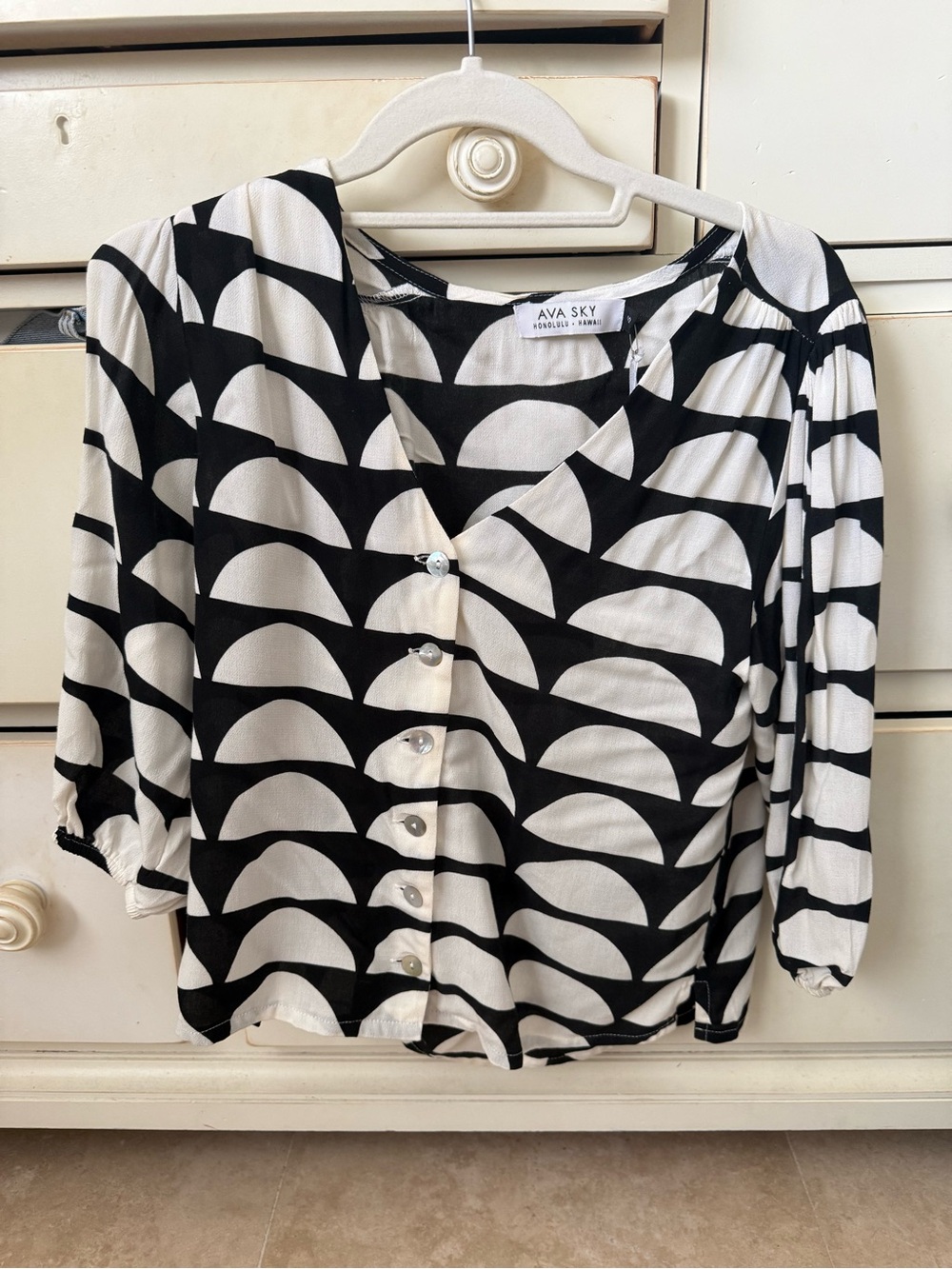 NWT Ava Sky Black and White Patterned Button-Front Blouse
